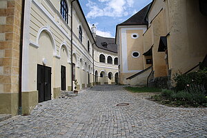 Gloggnitz, sog. Schloss Gloggnitz, ehem. Benediktinerkloster, Innenhof mit Arkaden, 1727-42