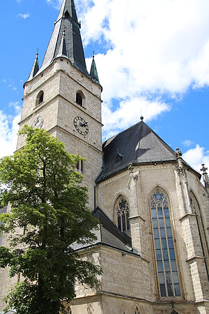 Haag, Pfarrkirche hl. Michael, Blick auf Turm und Chor, Bau um 1435 begonnen