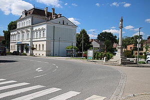 Haugsdorf, Hauptplatz