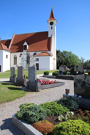 Neidling, Pfarrkirche Hll. Petrus und Paulus, spätgotischer Saalbau mit umfangreichen späteren Anbauten und Westturm
