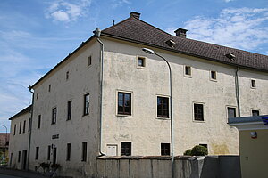 Schloss Wang, um einen Arkadenhof geschlossene Anlage Anfang 16. Jahrhundert - heute Gemeindeamt