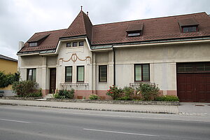 Lassee, Obere Hauptstraße Nr. 8: Baukörper mit Jugendstilfassade