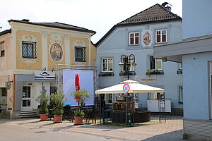 Wilhelmsburg, Obere Hauptstraße Nr. 14, spätbarocker Putzdekor, Madonna, 2. Viertel 18. Jh.