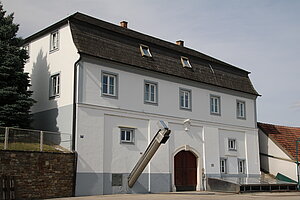 Lengenfeld, Langenloiser Straße 79, Presshaus, sog. Kellerhaus, ehem. Schlosskeller, 1. Drittel 18. Jh., 1962 aufgestockt