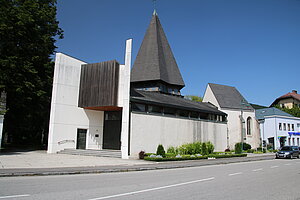 Pernitz, Pfarrkirche hl. Nikolaus, 1969-70 nach Plänen von Georg Lippert errichtet, der Chor des Vorgängerbaus nun Kapelle