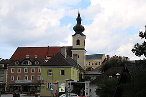 Heidenreichstein, Blick auf die Pfarrkirche und den höher gelegenen Stadtplatz