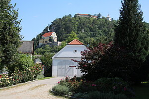 Pitten, Burgkirche und Burg Pitten vom Pfarrhof aus