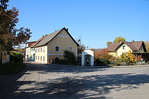 Ried am Riederberg, Hauptplatz mit Kapellenbildstock hl. Johannes Nepomuk