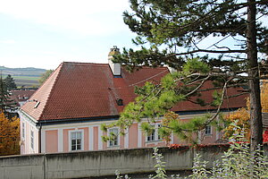 Nappersdorf, Pfarrhof, 1598 errichtet, im 18. Jh. aufgestockt, barockisiert