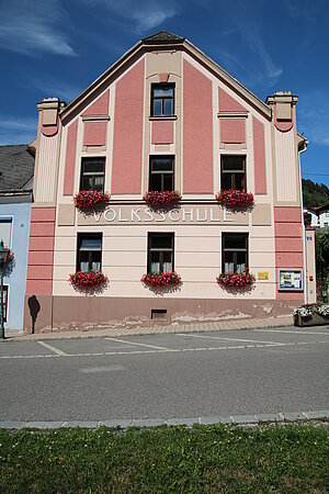 Edlitz, Markt 12, Schule mit frühhistoristischem Fassadendekor