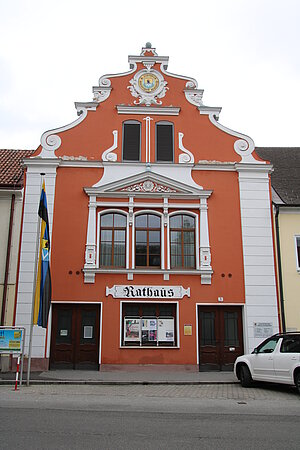 Groß-Enzersdorf, Rathaus, ehem. Bürgerspital, 1424 gestiftet, 1697 erneuert