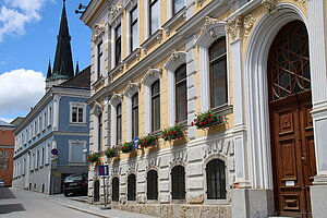 Haag, Blick in die Sparkassastraße mit Rathaus im Vordergrund