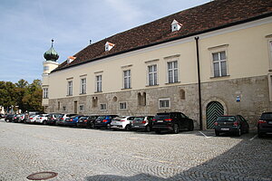 Stift Heiligenkreuz, Fassade mit Resten des mittelalterlichen Palas