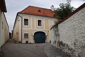 Inzersdorf ob der Traisen, Pfarrhof, im Kern frühneuzeitlich, Fassade drittes Drittel 18. Jh.