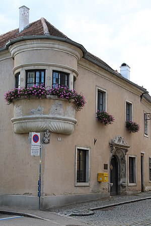 Mautern an der Donau, Kirchengasse Nr. 1: Laspergerhaus, Gasthaus "Zum schwarzen Tor", Spätrenaissance-Portal 1575