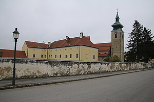 Pillichsdorf, Ensemble von Pfarrkirche und Pfarrhof