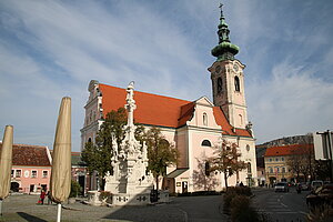 Hainburg, Hauptplatz mit Pfarrkirche und Mariensäule