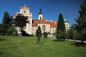 Schloss Heiligenkreuz mit Pfarr- und Wallfahrtskirche Mariae Himmelfahrt, ab 1733 errichtet