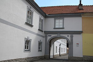 Traismauer, Pfarrhof, 1725-27 errichtet