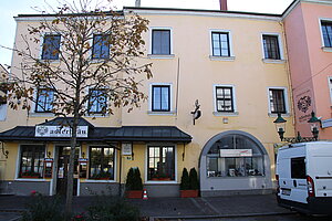 Tulln, Rathausplatz Nr. 7, Gasthaus "Schwarzer Adler", im Kern Ende 15.-Anf. 16. Jh.