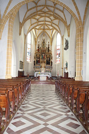 Aschbach, Pfarrkirche, hl. Martin, Blick ins Kircheninnere, Langhaus: Staffelhalle, Netzrippengewölbe