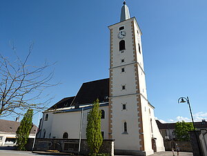 Ober-Grafendorf, Pfarrkirche hl. Josef, Pfeilerbasilika aus der zweiten Hälfte des 15. Jahrhunderts mit gestaffeltem Chor und massivem West-Turm