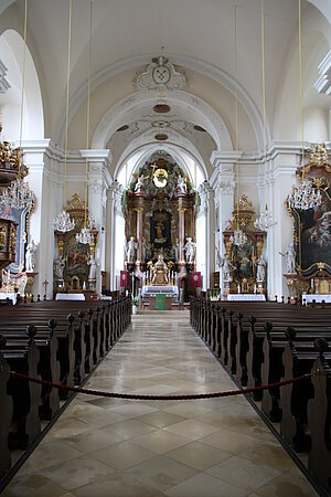 Ravelsbach, Pfarrrkirche Mariae Himmelfahrt, Blick Richtung Chor