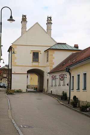Maissau, östliches Stadttor, Znaimer-Tor - Altes Rathaus