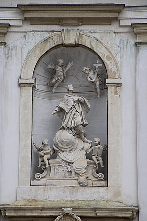 Bruck an der Leitha, Pfarrkirche Hl. Dreifaltigkeit, 1697-1702, Skulpturen der Fassade von Martin Vögerl