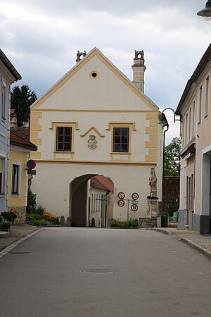 Maissau, östliches Stadttor, Znaimer-Tor - Altes Rathaus