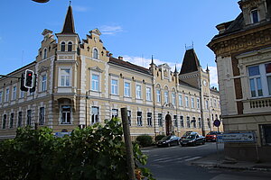 Poysdorf, Wiener Straße Nr. 1: Gerichts- und Amtsgebäude, errichtet nach Plänen von Eugen Sehnal, seit 1897 Bezirksgericht