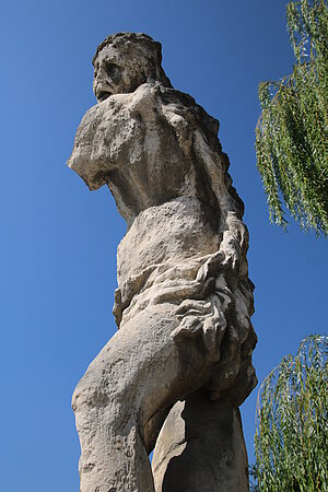 Seibersdorf, Schloss Seibersdorf, Skulpturen im Eingangsbereich