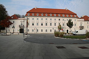 Ebreichsdorf - Hauptplatz, Thorntonhaus, ehem. Kattunfabrik, 1773 errichtet