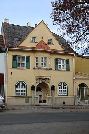 Ernstbrunn, Hauptstraße Nr. 27: Bürgerhaus im Heimatstil