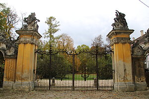 Portalanlage des Schlosses in Ladendorf, 2. V. 18. Jh.,