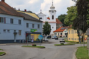 Wilfersdorf, Marktplatz, im Hintergrund die Pfarrkirche