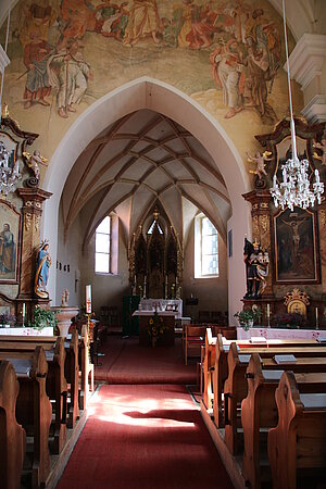 Altmelon, Pfarrkirche hl. Jakobus der Ältere, Blick in den Innenraum, spätgotischer Chor, Altar neugotisch