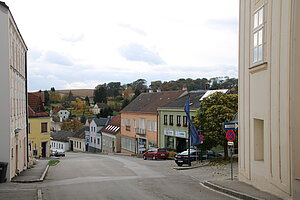 Ernstbrunn, Blick vom Rathaus - Hoher Hausberg
