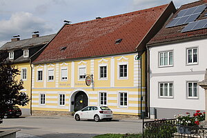 Rastenfeld Nr. 16, heute Gasthof Huber, Fassade in barocken Formen gestaltet