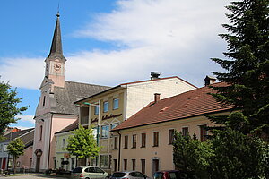 Blindenmarkt, Hauptstraße mit der Pfarrkirche hl. Anna
