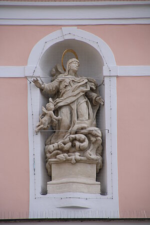 Hainburg, Pfarrkirche hll. Philippus und Jakobus, Marienfigur von der Westfassade