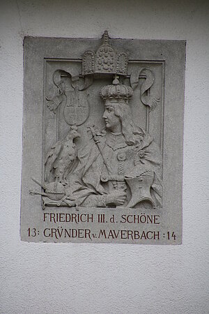 Mauerbach, Kaiser-Jubiläum-Schule, 1908 nach Plänen von Josef Hofbauer errichtet, Arkadenreliefs