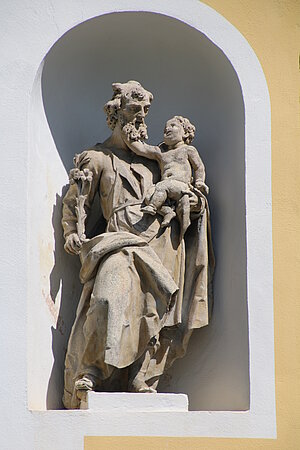 Rosenau-Schloss, Schloss- und Pfarrkirche hll. Dreifaltigkeit, barocker Zentralbau 1739 geweiht, 1767-68 Zubau der Querarme und der Sakristei, Fassadenskulptur