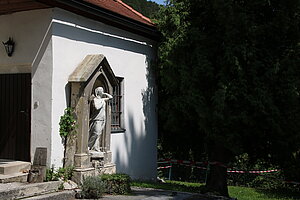 Waldegg, Alter Friedhof bei der Kirche, Biedermeier-Grabstein