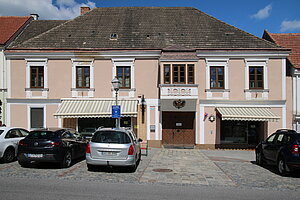 Zwettl, Landstraße Nr. 32, ehem. Poststation, im Kern 17. Jh. (?), späthistoristische Fassade