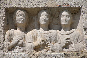 Haag, römischer Grabstein, eingemauert in die Südwand der Pfarrkirche