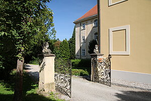 Schloss Heiligenkreuz mit Pfarr- und Wallfahrtskirche Mariae Himmelfahrt, ab 1733 errichtet