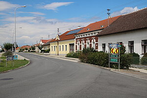 Bernhardsthal, Hauptstraße