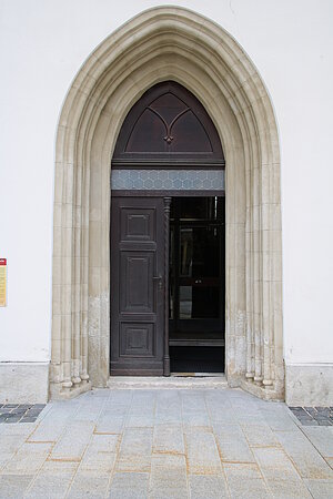 Groß-Enzersdorf, Stadtpfarrkirche Maria Schutz, ehem. Wehrkirche, im Kern frühgotische Pfeilerbasilika, Ende 13. Jh., Portal