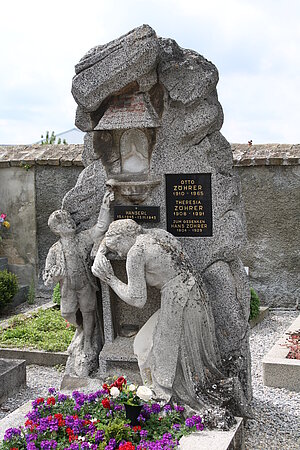 Lassee, Grabstein Familie Zöhrer auf dem Friedhof